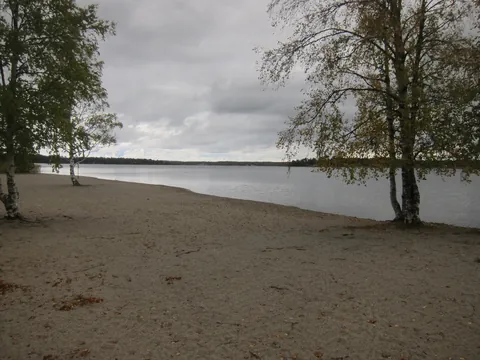 Sjö vid Stöcksjös badplats i Umeå